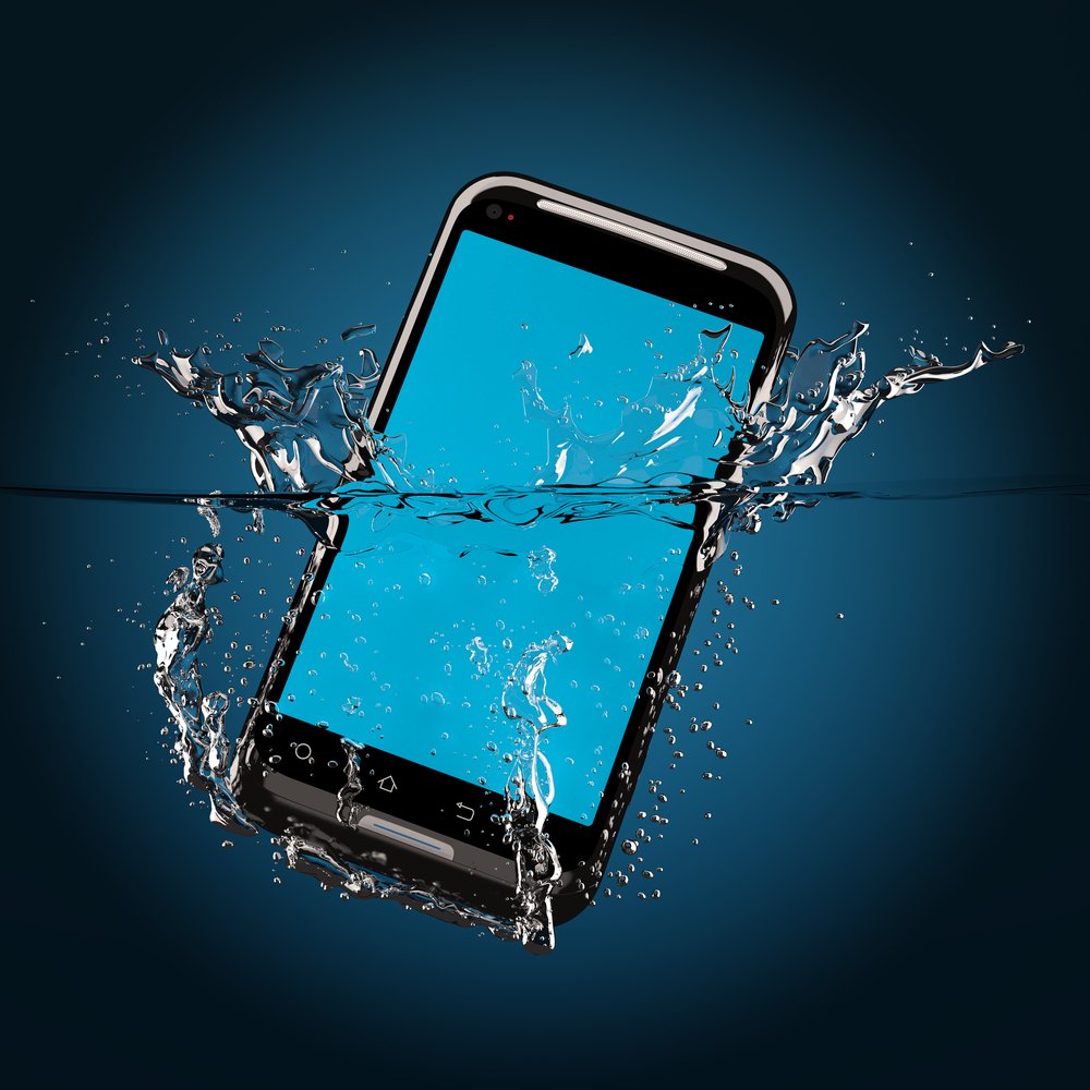 Смартфон в воде