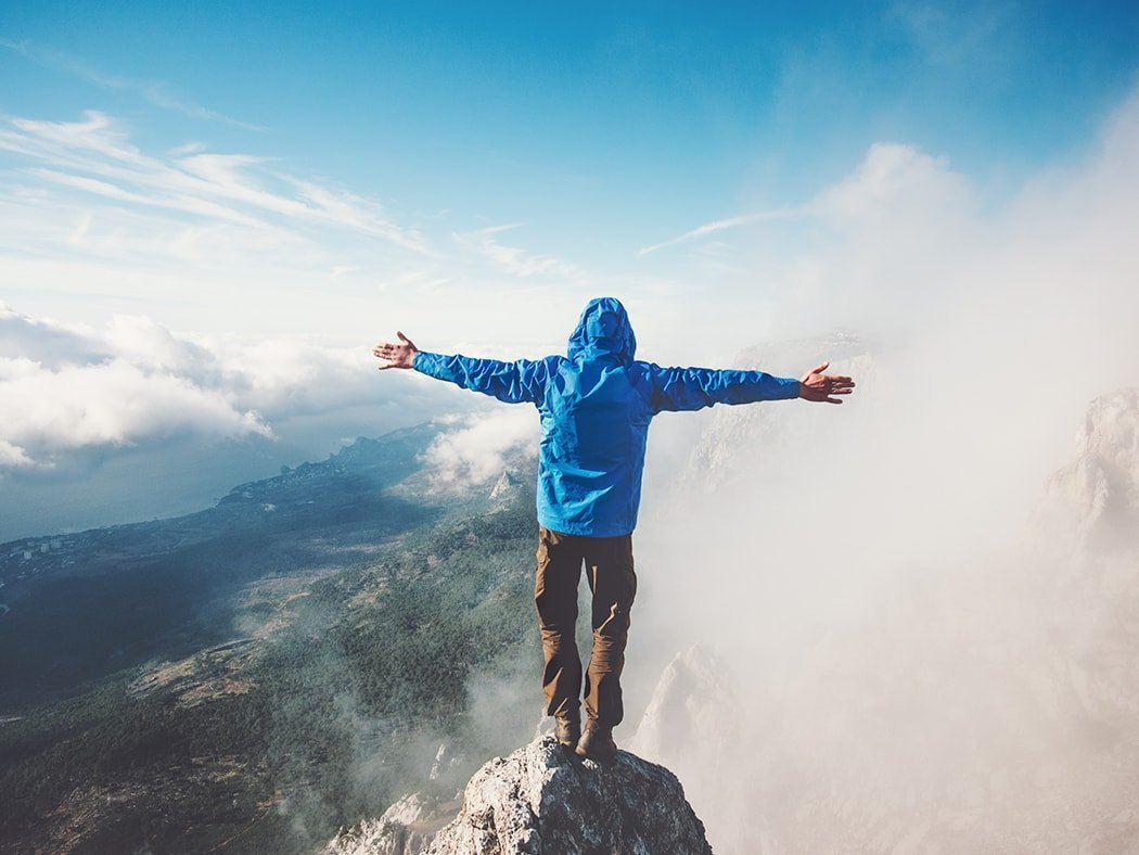 Человек на вершине горы