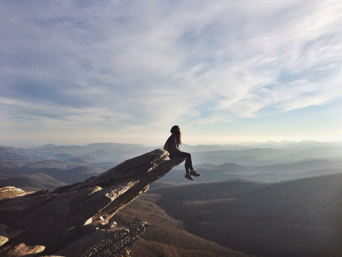 Девушка на обрыве