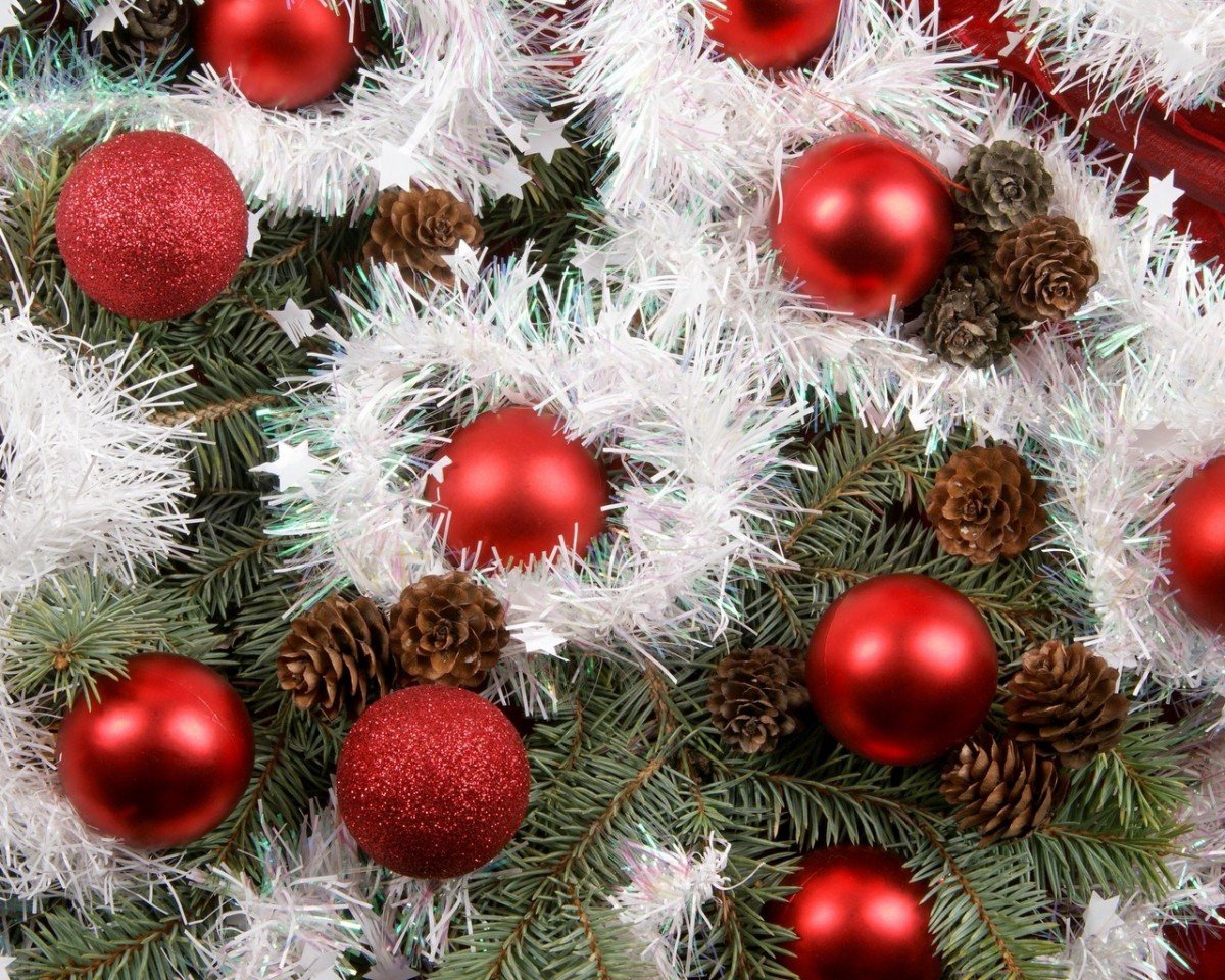 Елка с игрушками