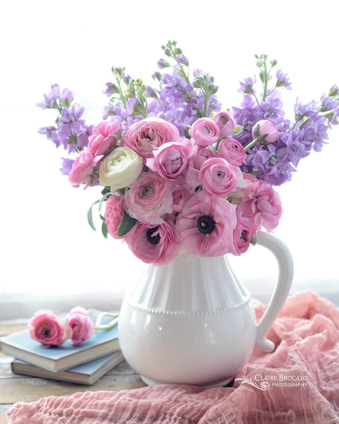 Нежные весенние цветы в чашке