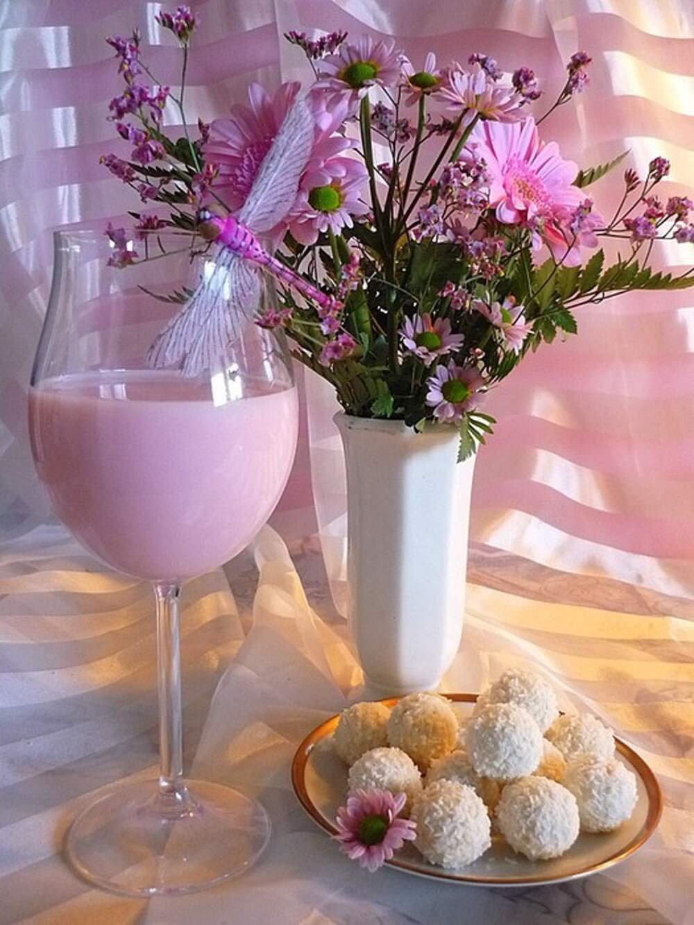 Нежные цветы и бокалы