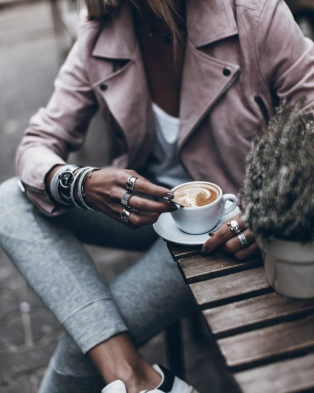 Стильная девушка с кофе