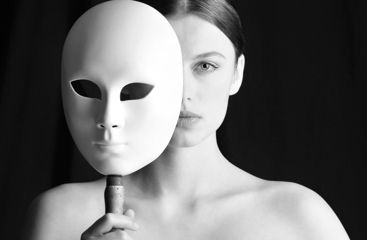 Человек в маске