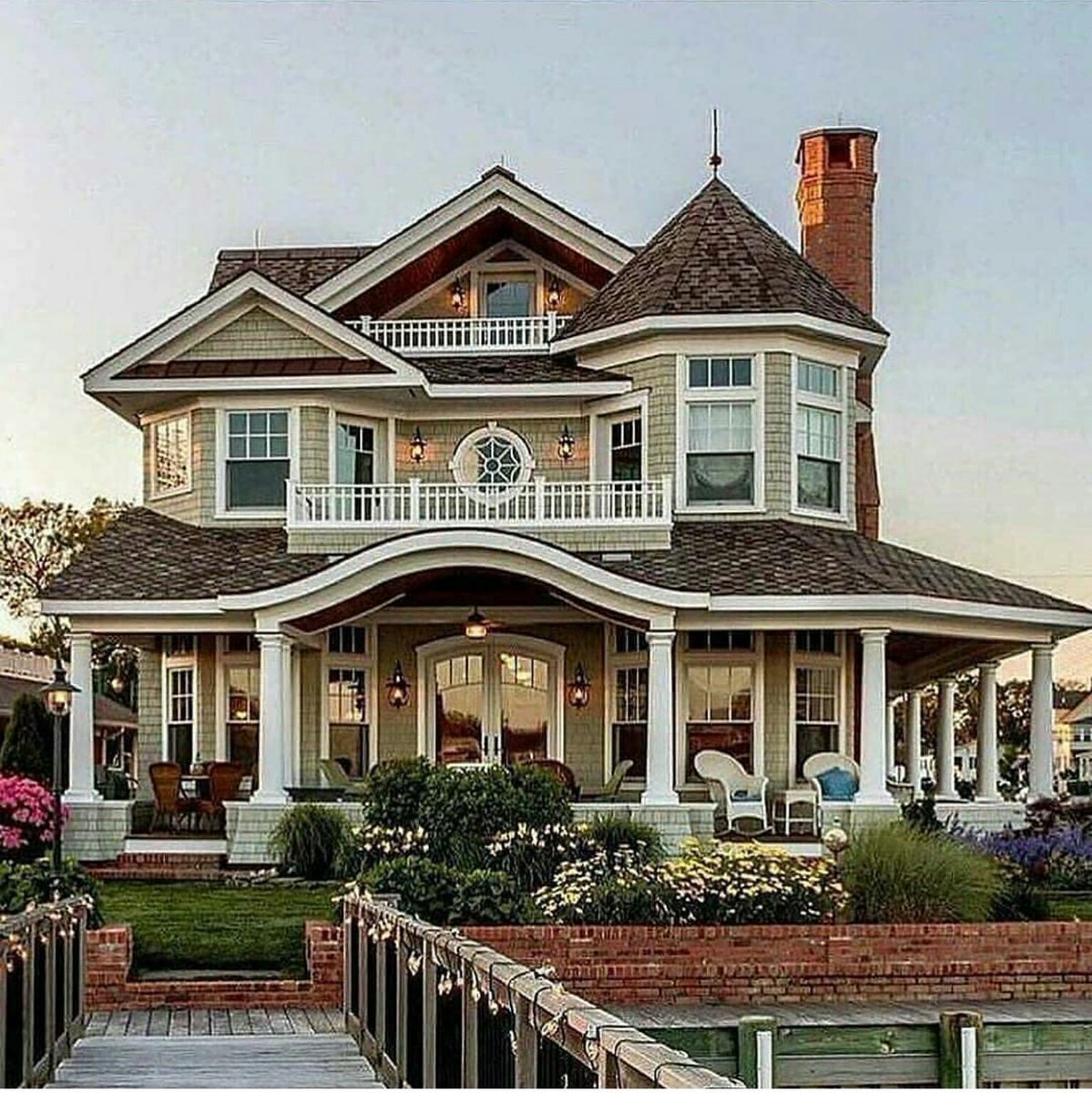 Красивый двухэтажный дом