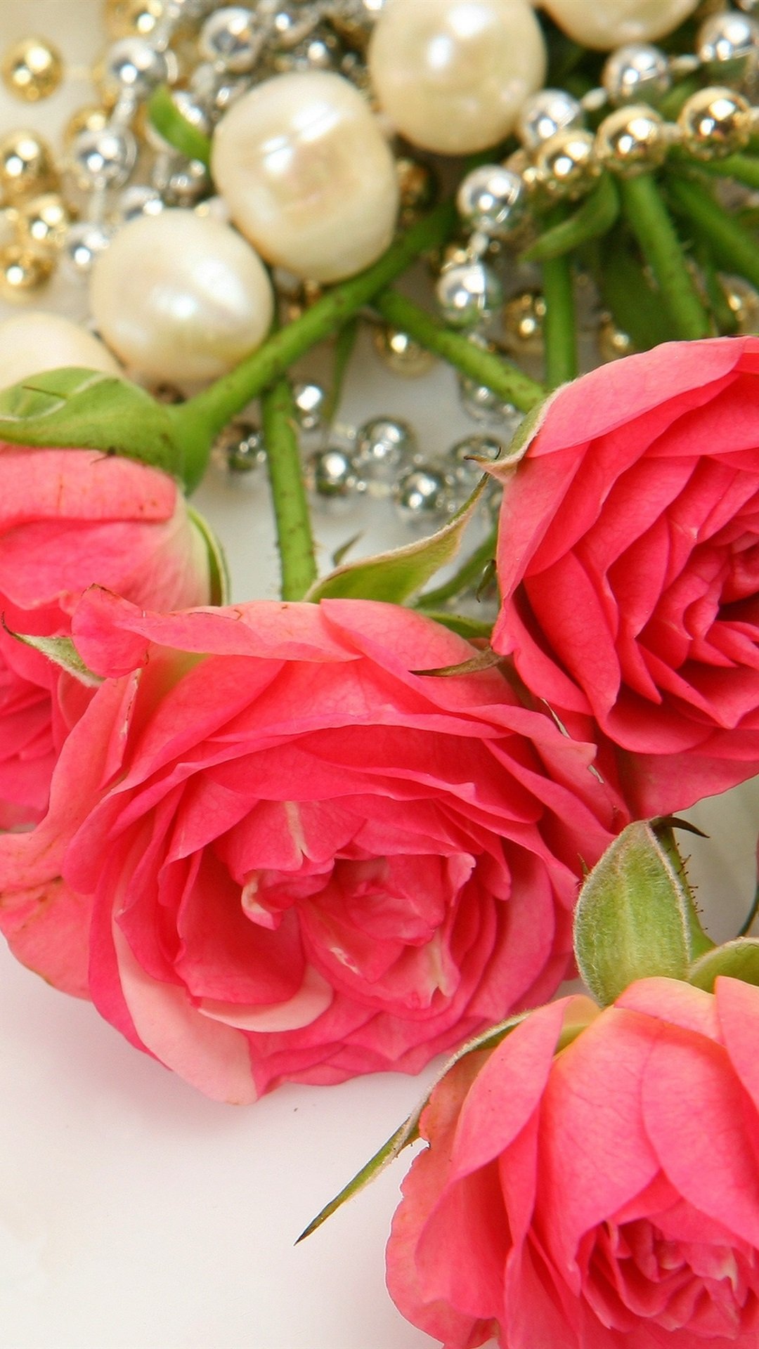 Розовая роза и бусы