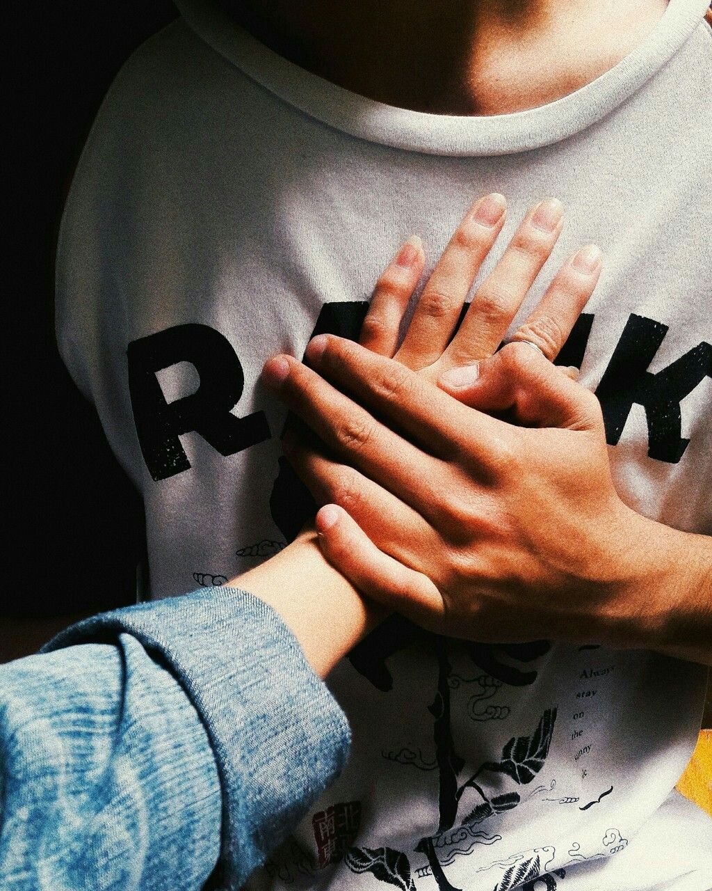 Парень держит девушку на руках