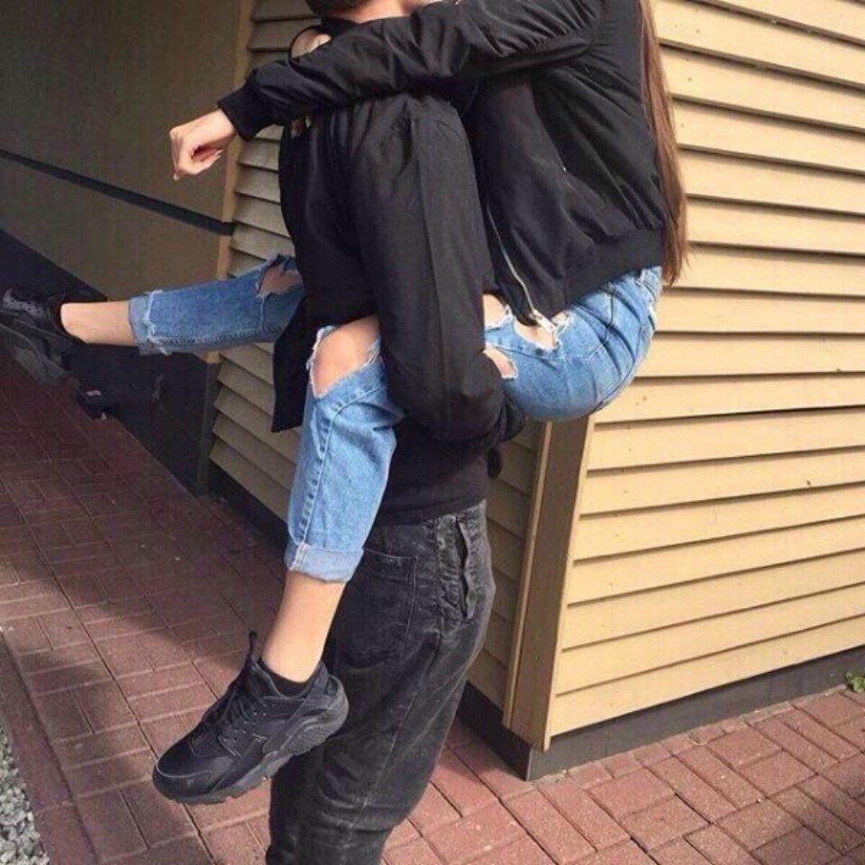 Мальчик держит девочку на руках