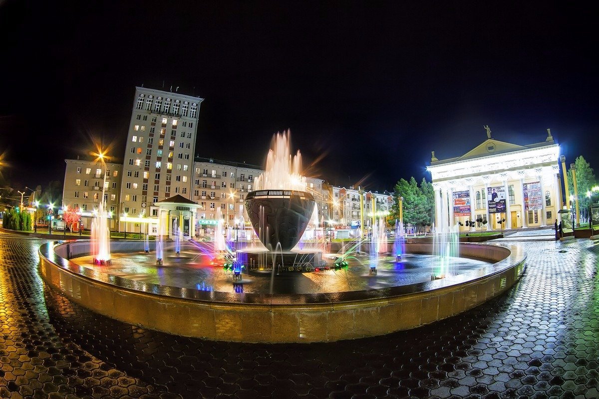 Фонтан у драмтеатра Новокузнецк