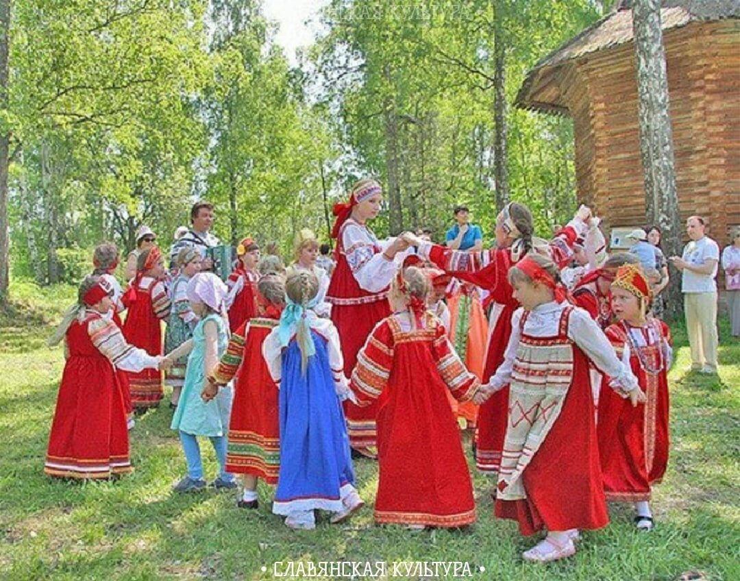 Хоровод девушек