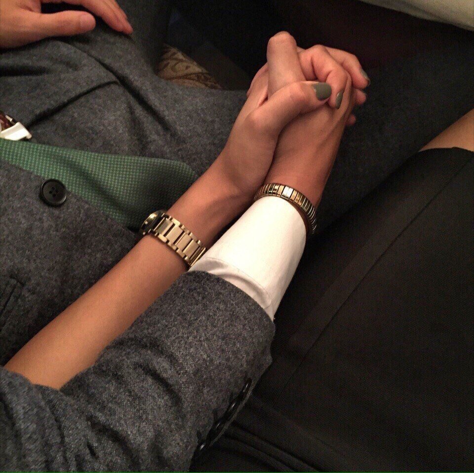 Женская рука в мужской руке