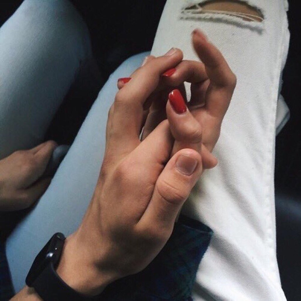 Рука в руке красные ногти