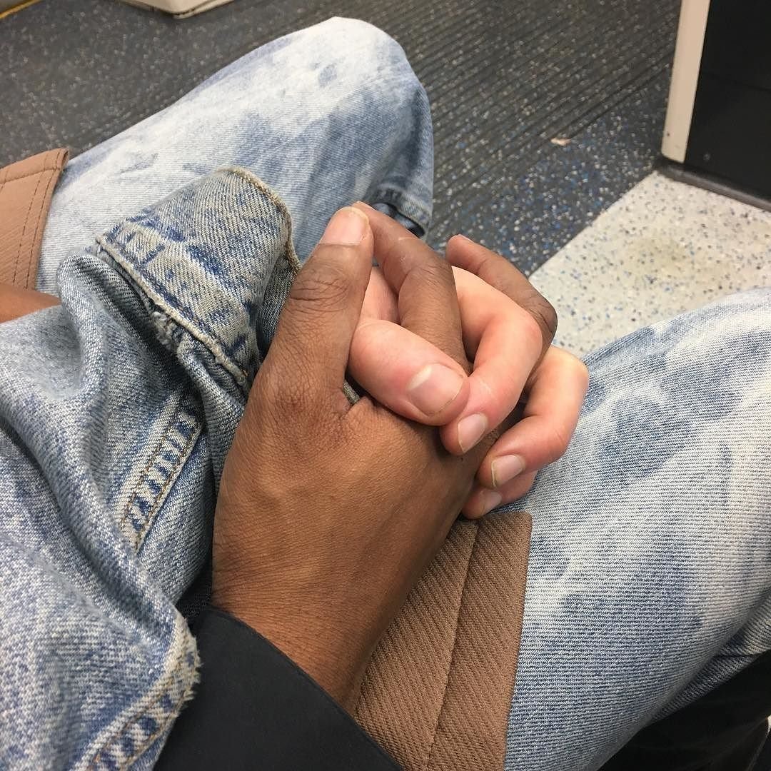 Парень с девушкой за руку