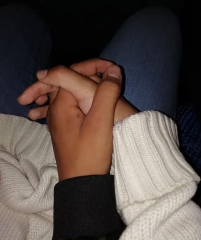 Девушка на руках у парня