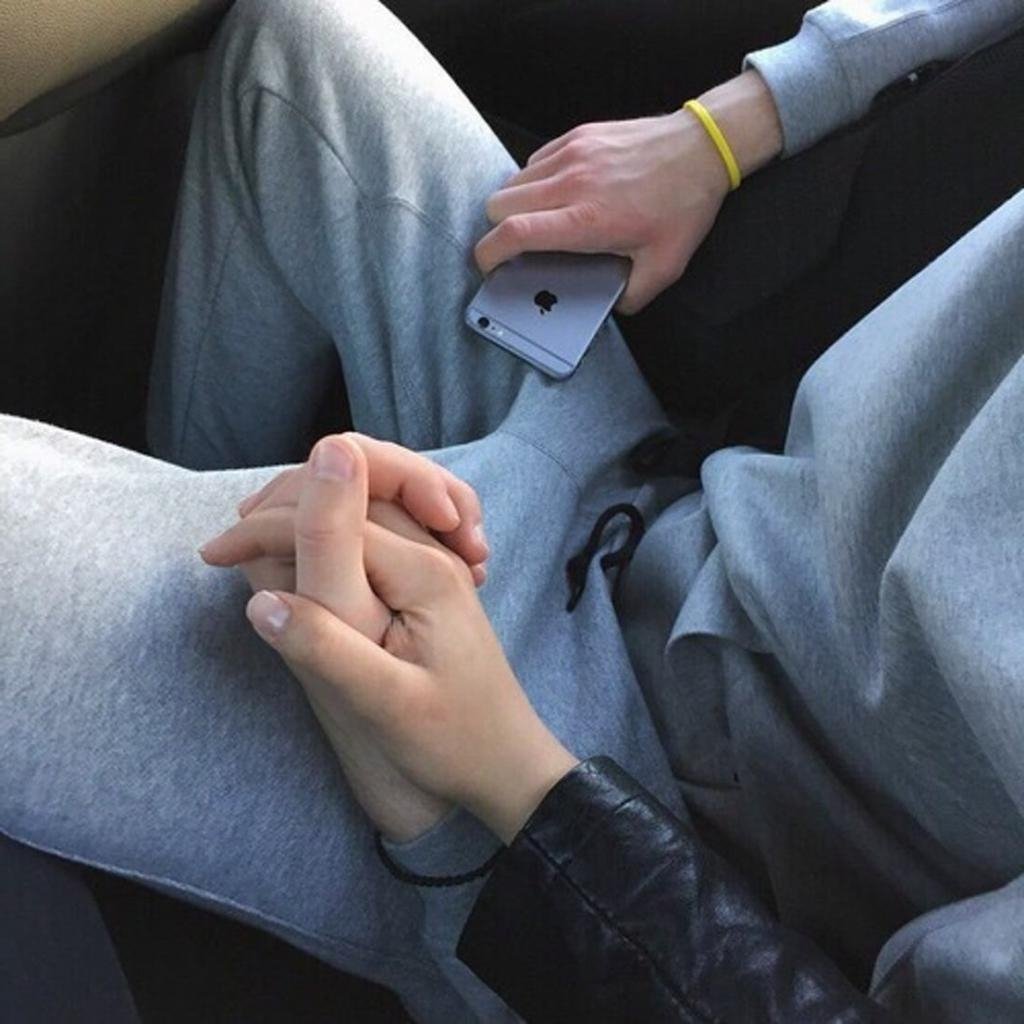 Дерутся за руки девушка и парень