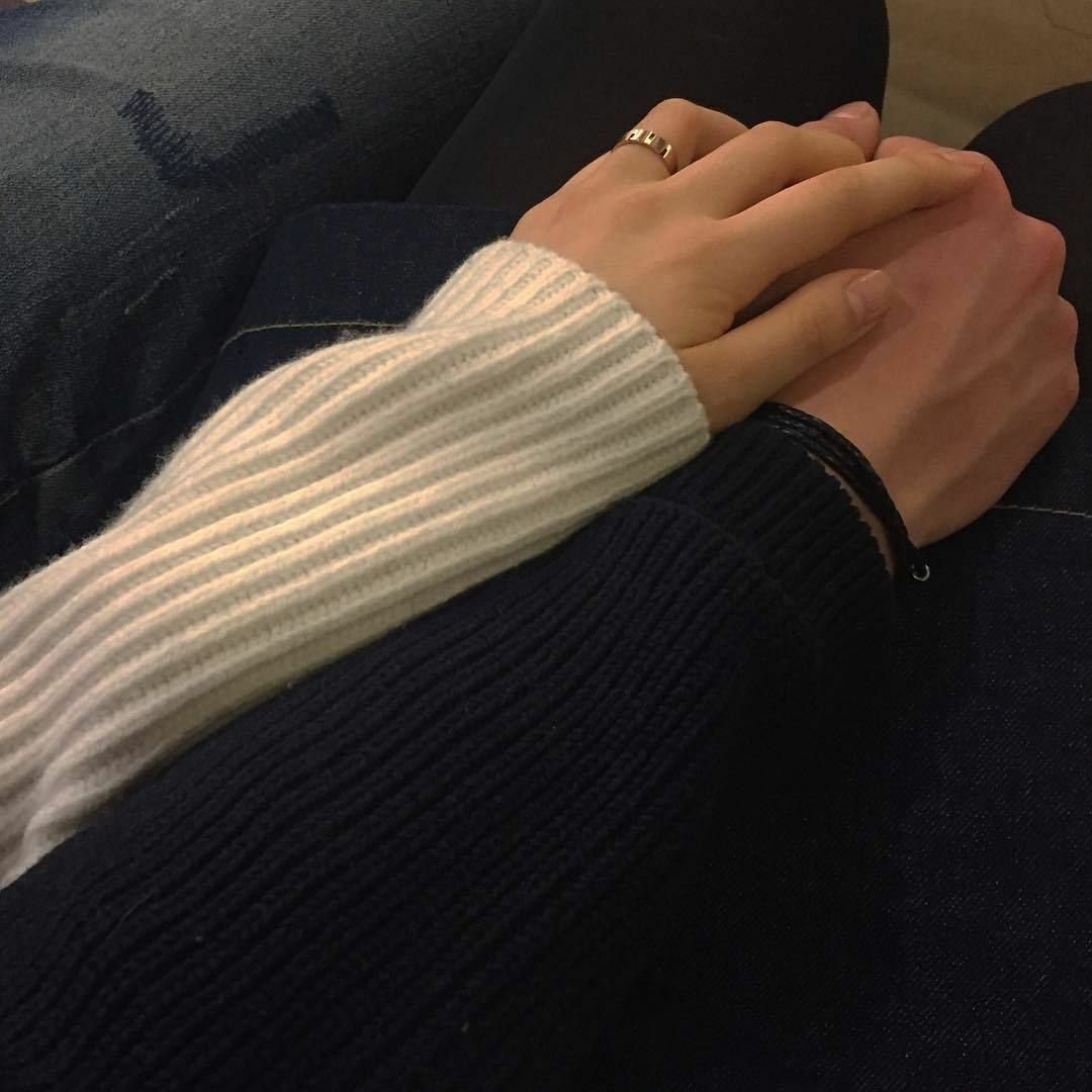 Девушка на руках у парня