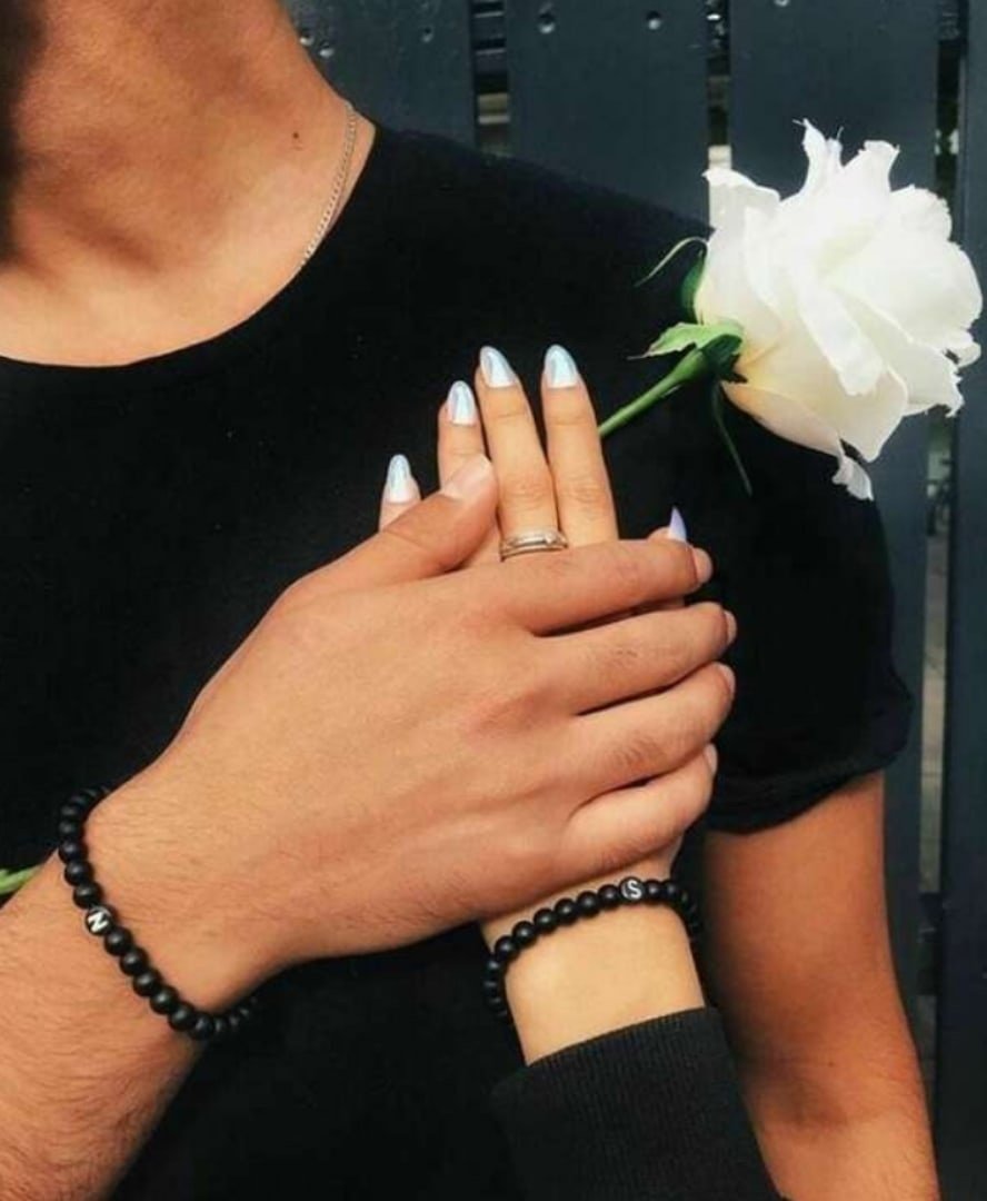 Руки влюбленной пары