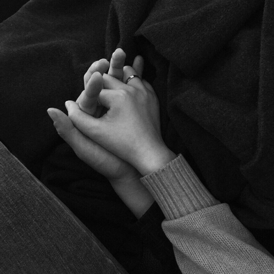 Руки в замок у влюбленных