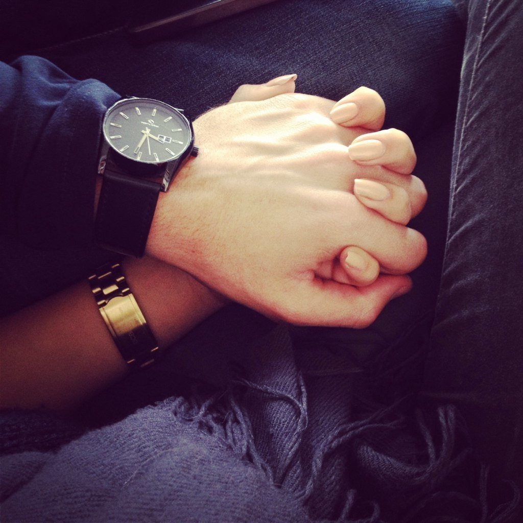 Мужская рука держит женскую