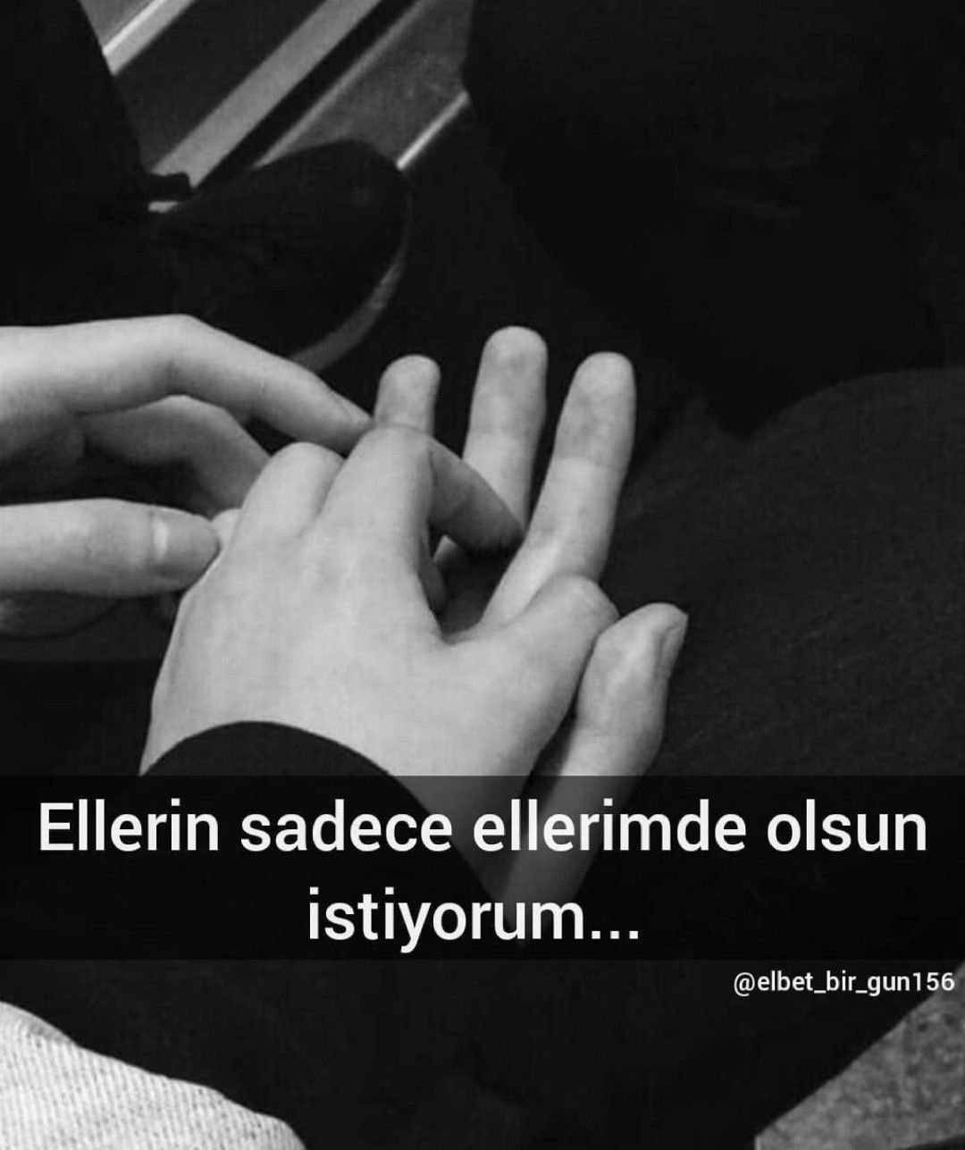 Парень и девушка держатся за руки