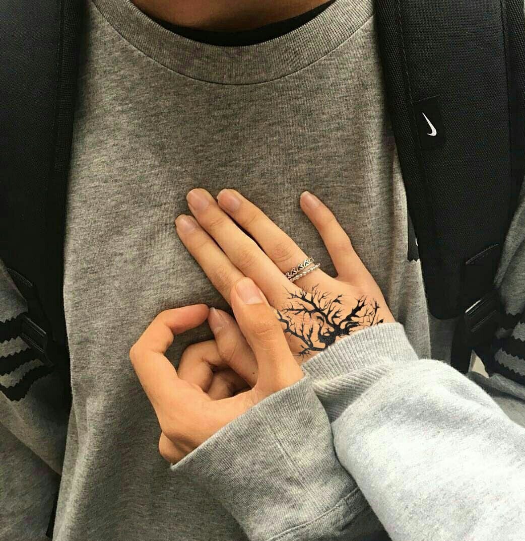 Руки парня и девушки детские