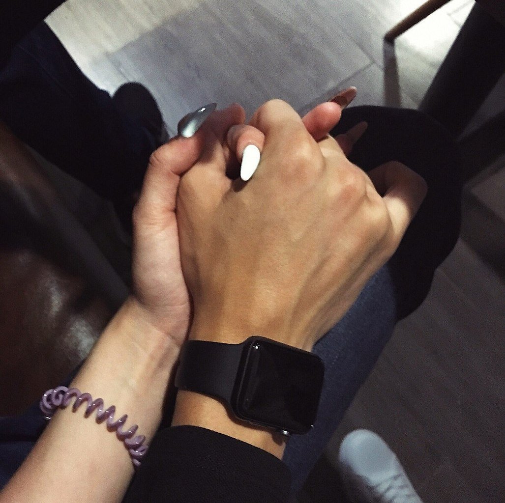 Парень девушка часы руках