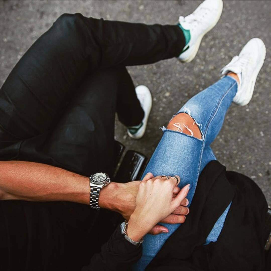 Ноги девушки на парне