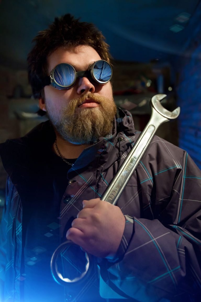 Мужик с гаечным ключом