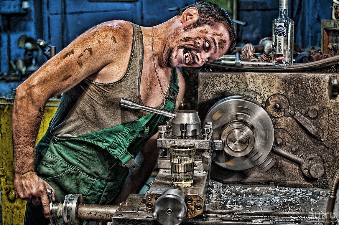 Механик чинит машину кулаком