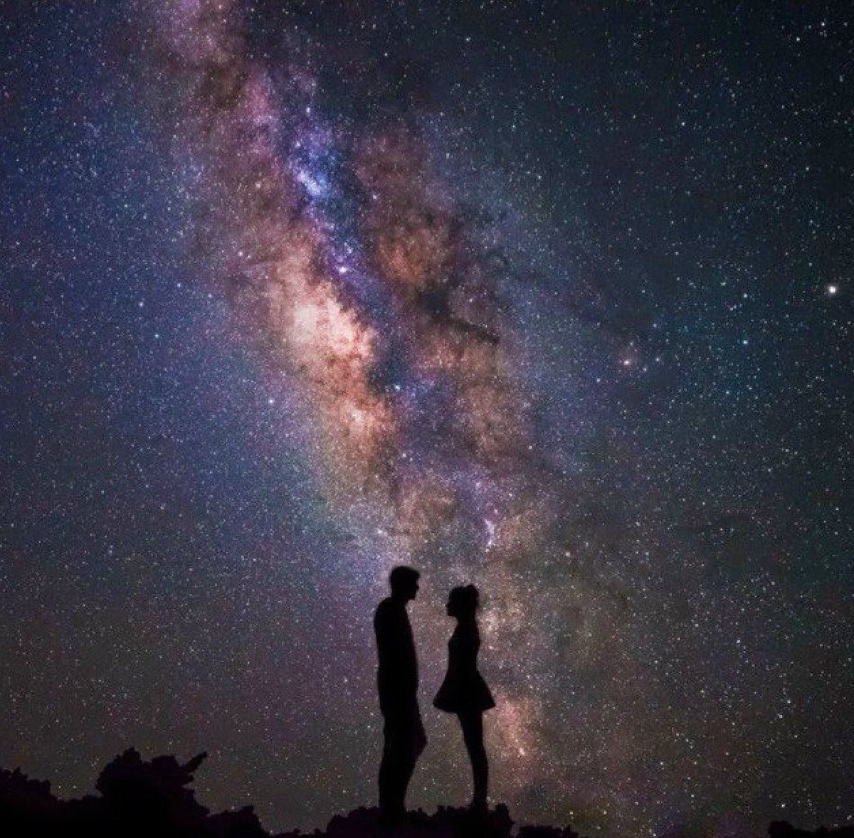 Люди тянутся друг к другу