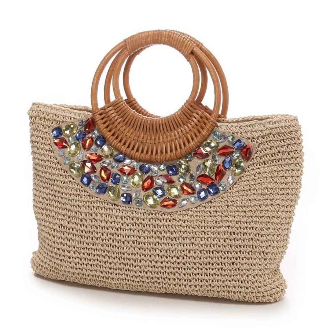 Вязаная сумка с деревянными ручками