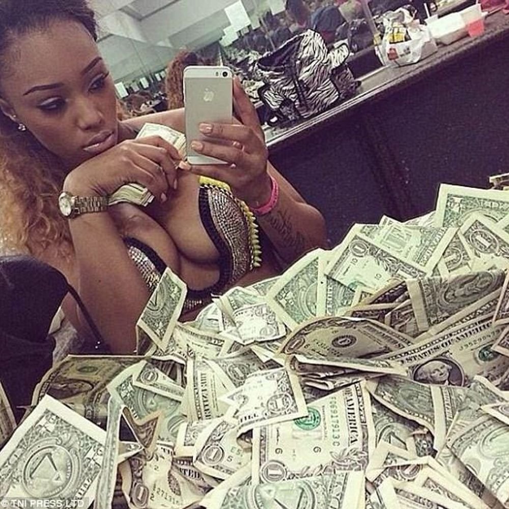 Девушка с долларами