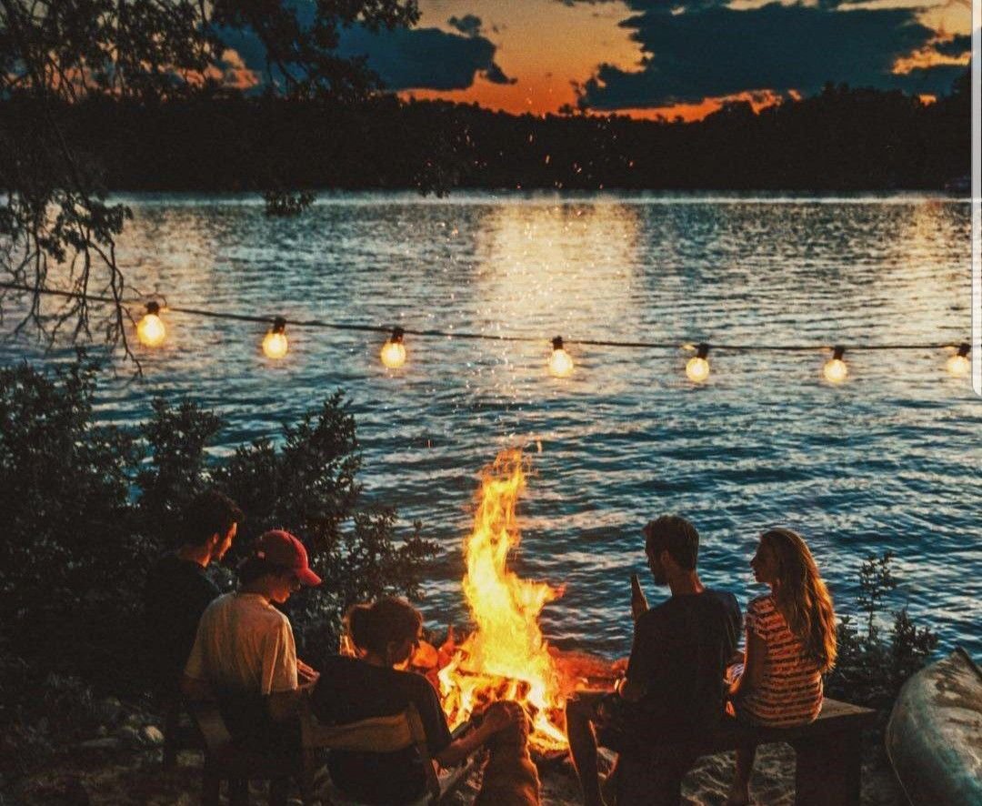 Девушка ночью в комнате