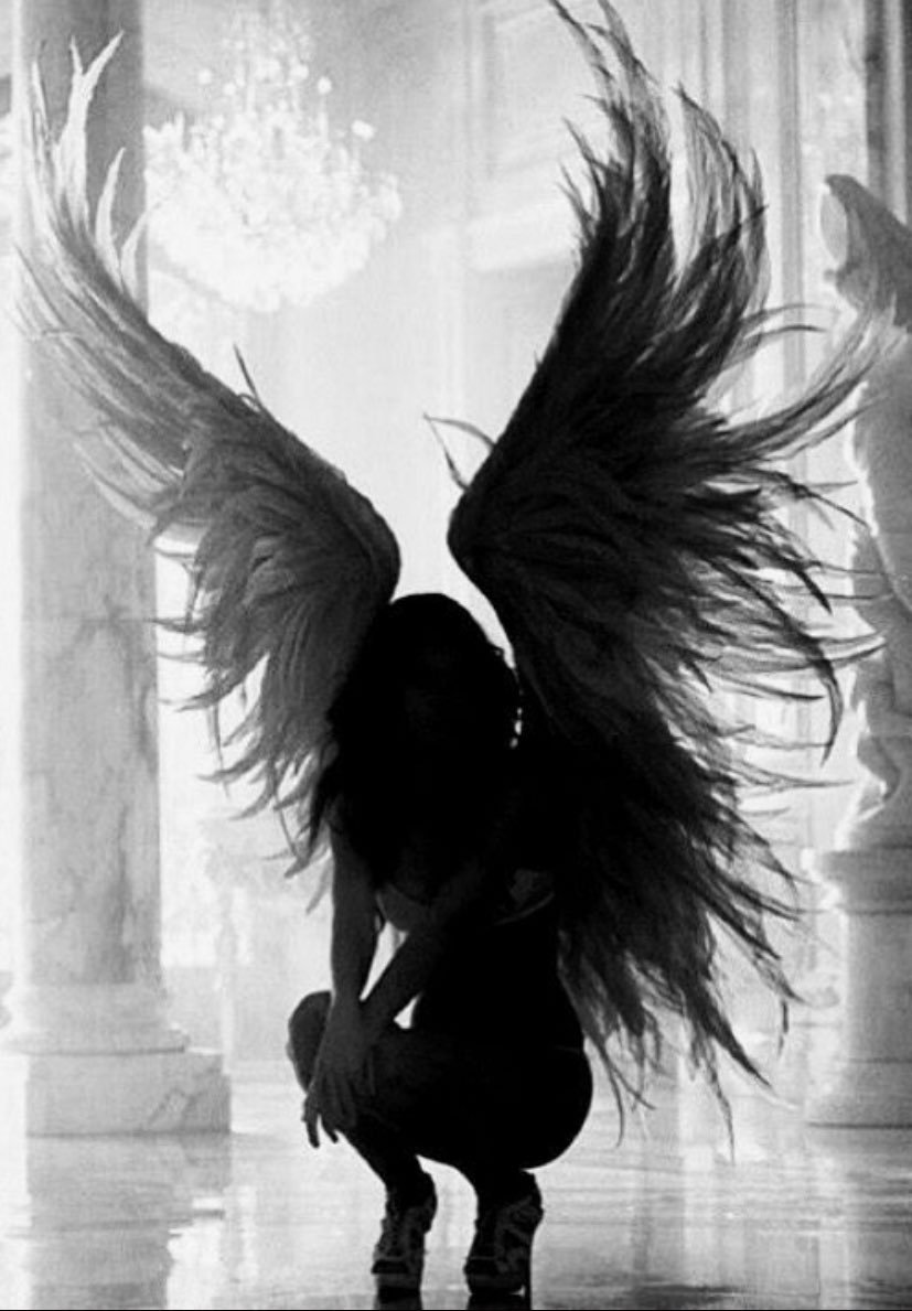 Девушка с крыльями