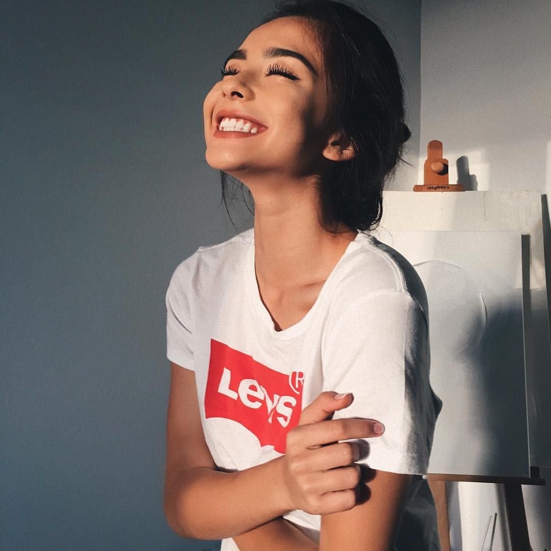 Девушка смеется Эстетика