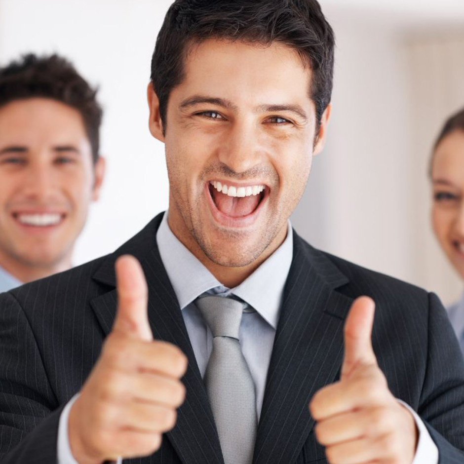 Человек показывает класс