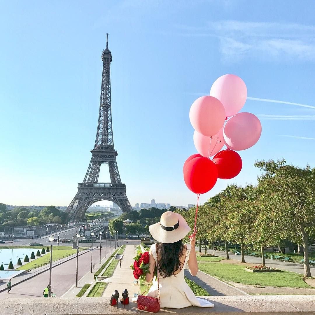 Девушка с шариками в Париже
