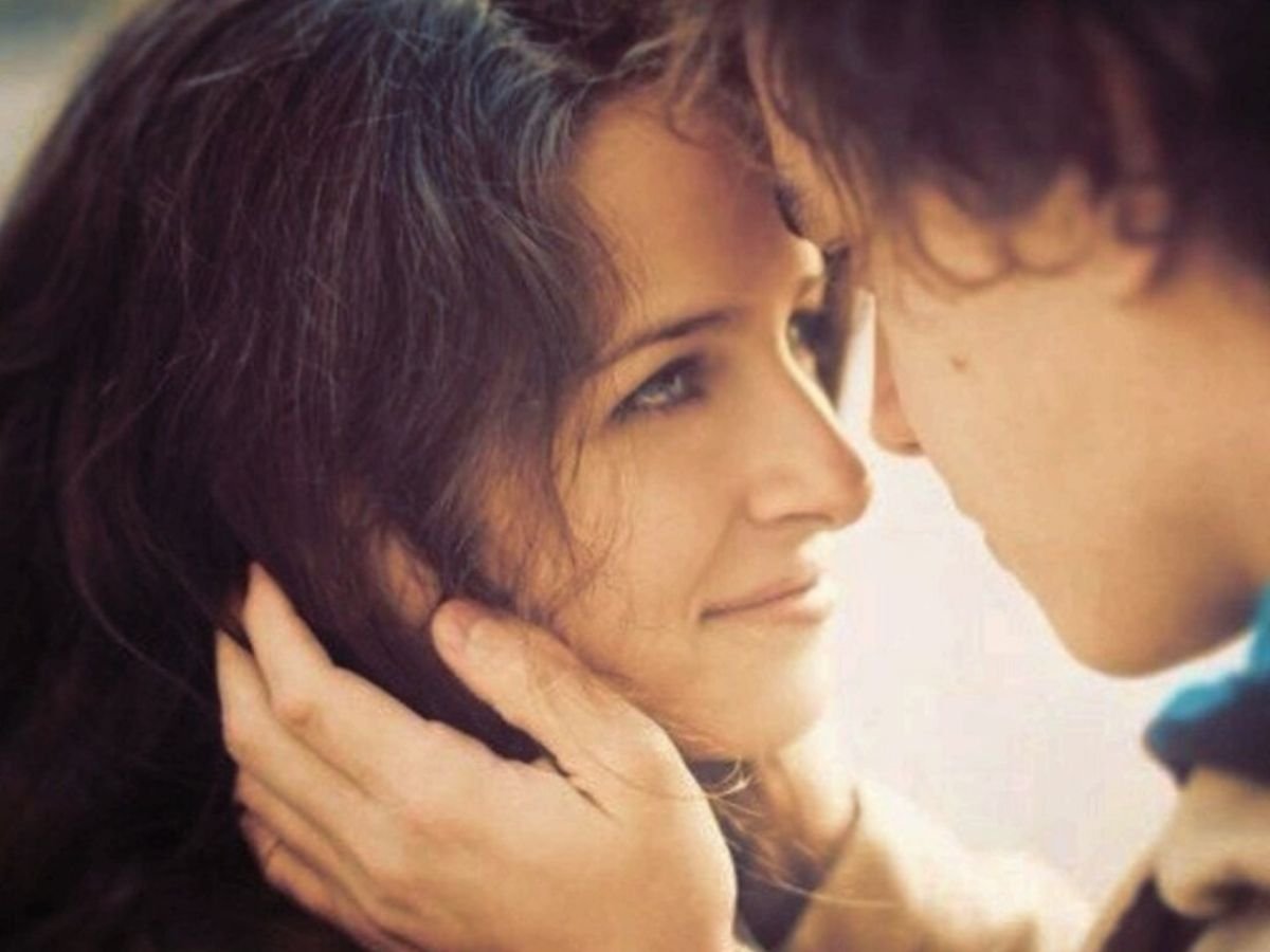 Мужчина и женщина смотрят друг на друга