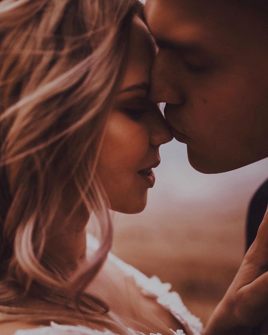 Влюбленный взгляд глаза в глаза