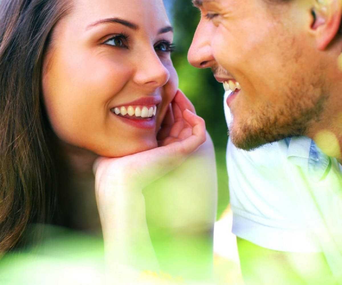 Девушка улыбается мужчине
