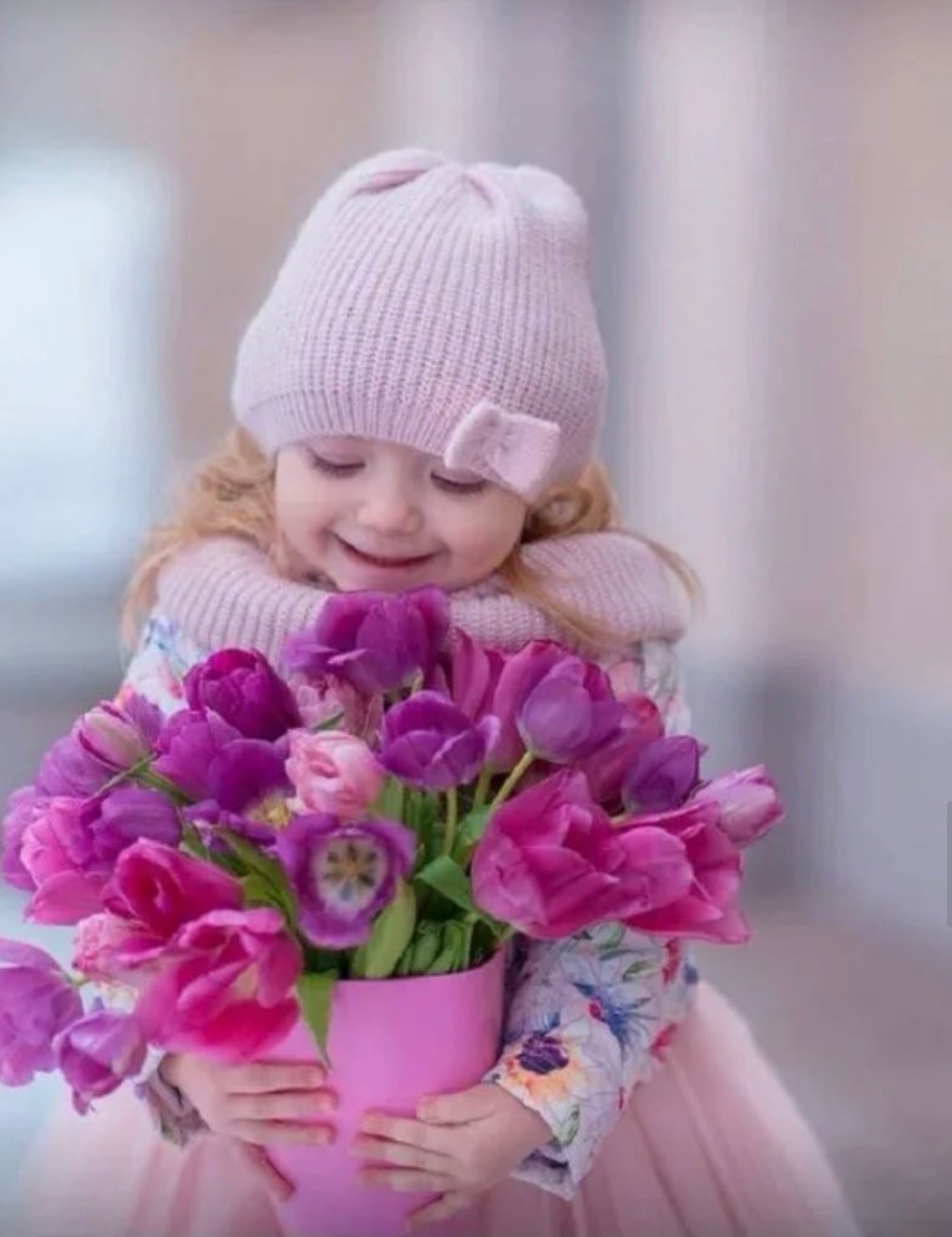 Девушка с ромашками в волосах