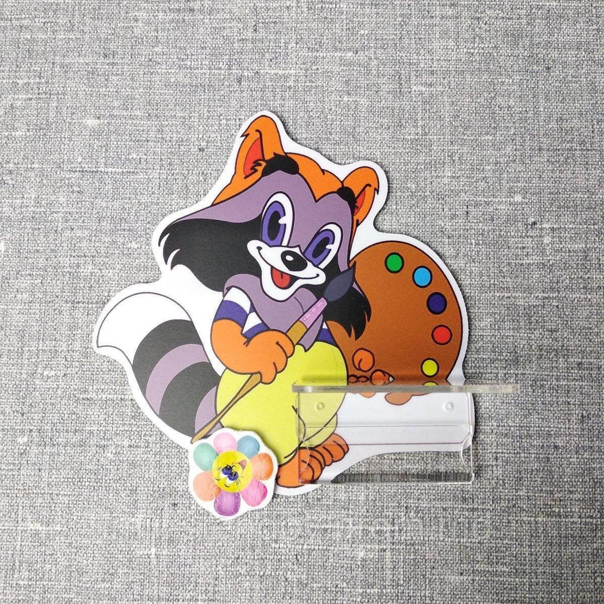 Крошка енот сидит в пруду