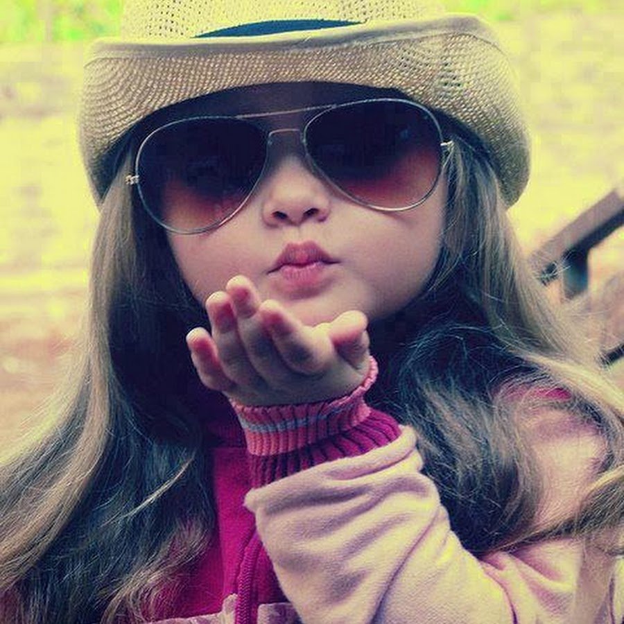 Мультяшная девочка в очках