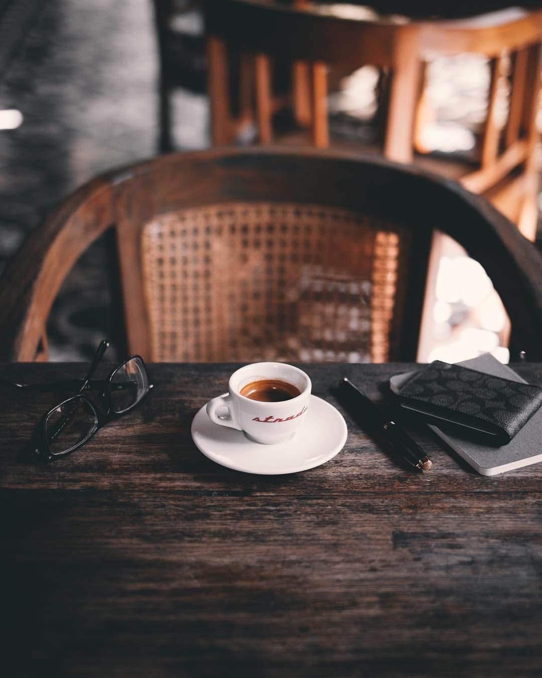 Чашечка кофе на столе