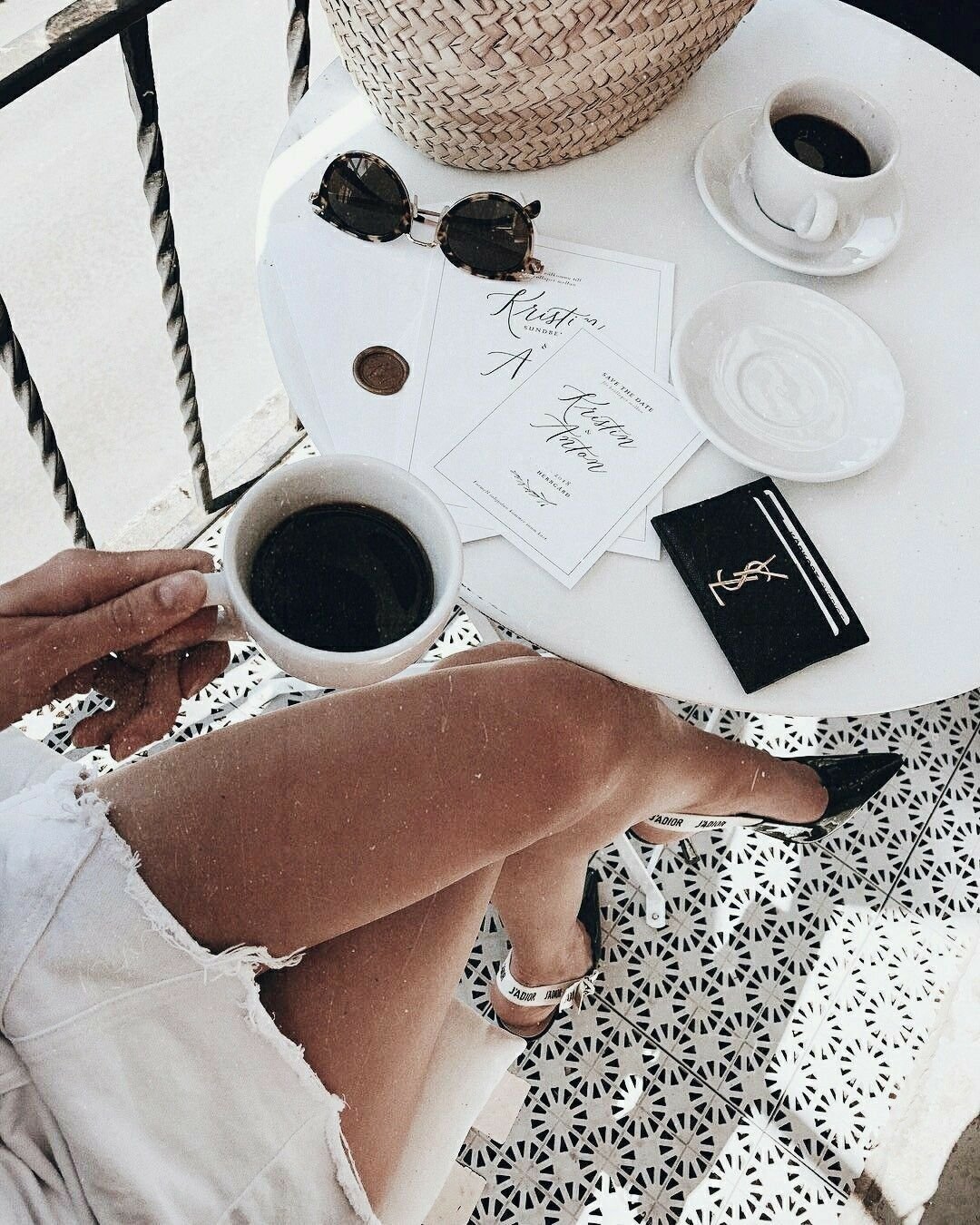 Фотосессия с чашкой кофе стильная