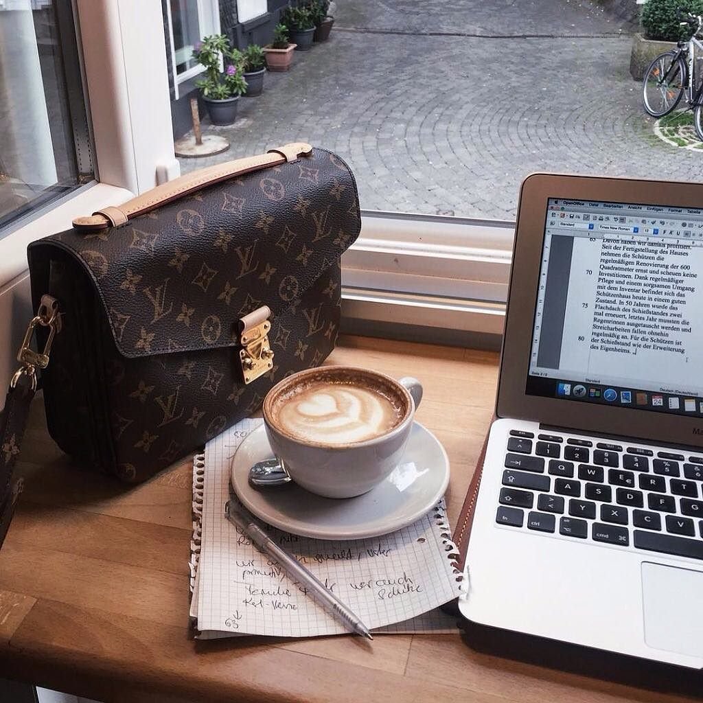 Ноутбук в кафе на столе