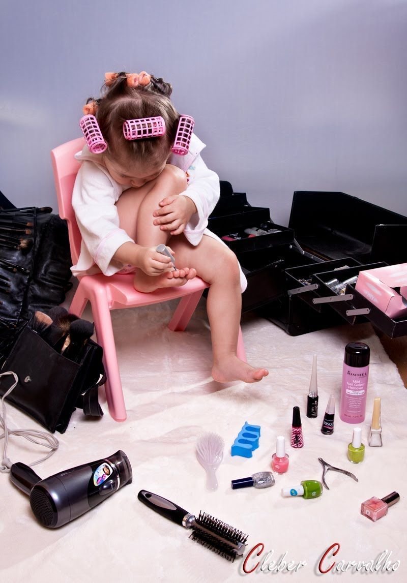 Маленькая девочка красит ногти