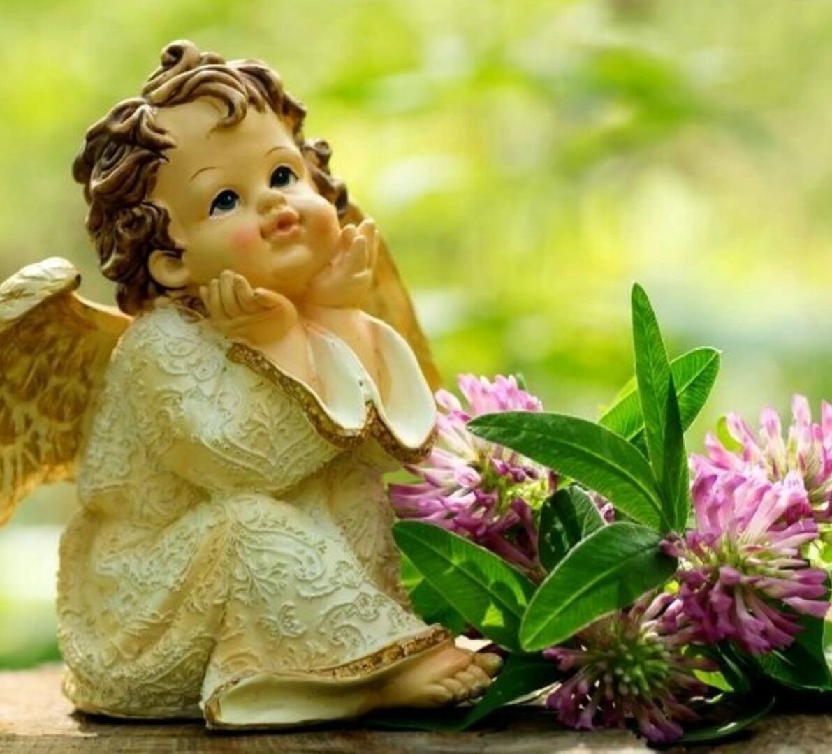Ангелок с цветами