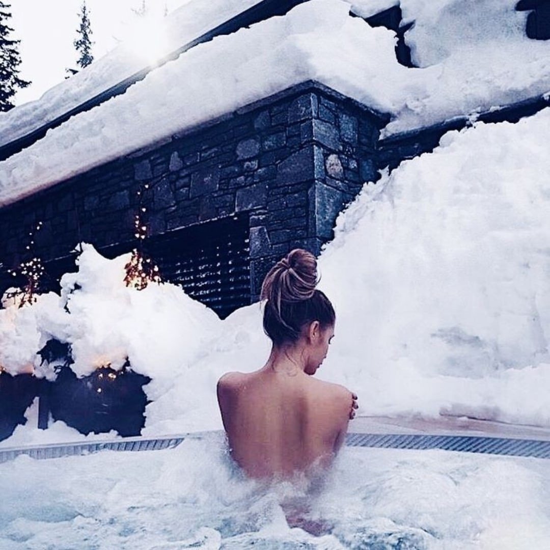 Девушка в бассейне зимой