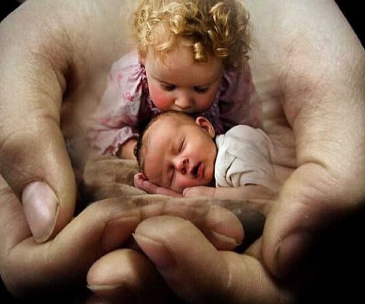 Мама оберегает ребенка